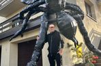 Gigantyczny pająk z plastikowych butelek ozdobił dom w Lublinie