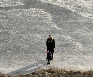 Skrajna nieodpowiedzialność. Spacerują po płytkim lodzie z dziećmi i psami. Dramat na Pradze-Południe w Warszawie