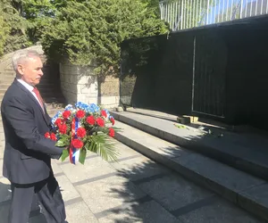 Rosyjski konsul złożył kwiaty na cmentarzach. W ramach obchodów Dnia Zwycięstwa