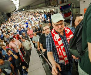 Takich tłumów w warszawskim metrze jeszcze nie było. Ledwo mieścili się na peronach!