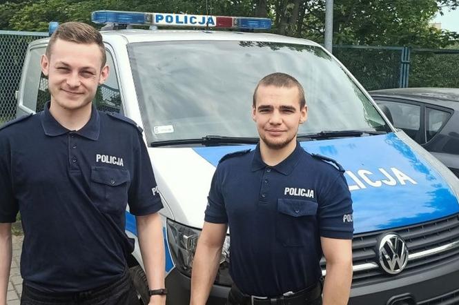 Kobieta wskoczyła do zatoki. Dramatyczna akcja ratunkowa między zacumowanymi statkami. 46-latkę uratowali policjanci