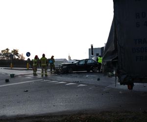 Tragedia w Pułtusku. Nie żyje 16-latka. 18-letni kierowca wjechał w tył ciężarówki