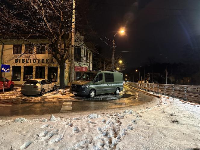 Koszmarna tragedia w Legionowie. Musieli wyważać drzwi wejściowe. Odnaleziono ciało żołnierza 