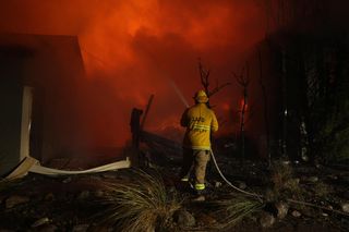 Strażacy walczą z pożarem w Pacific Palisades, ekskluzywnej dzielnicy Los Angeles 