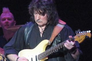 Ritchie Blackmore podupadł na zdrowiu. Żona legendarnego gitarzysty wyklucza, że będzie występował na wózku inwalidzkim