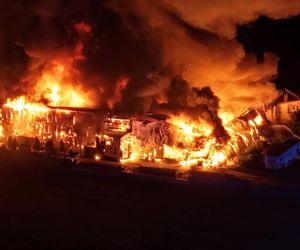 Ogromny pożar w Kawęczynie! Ogień jak wielka pochodnia. Gasiło go 160 strażaków [ZDJĘCIA]