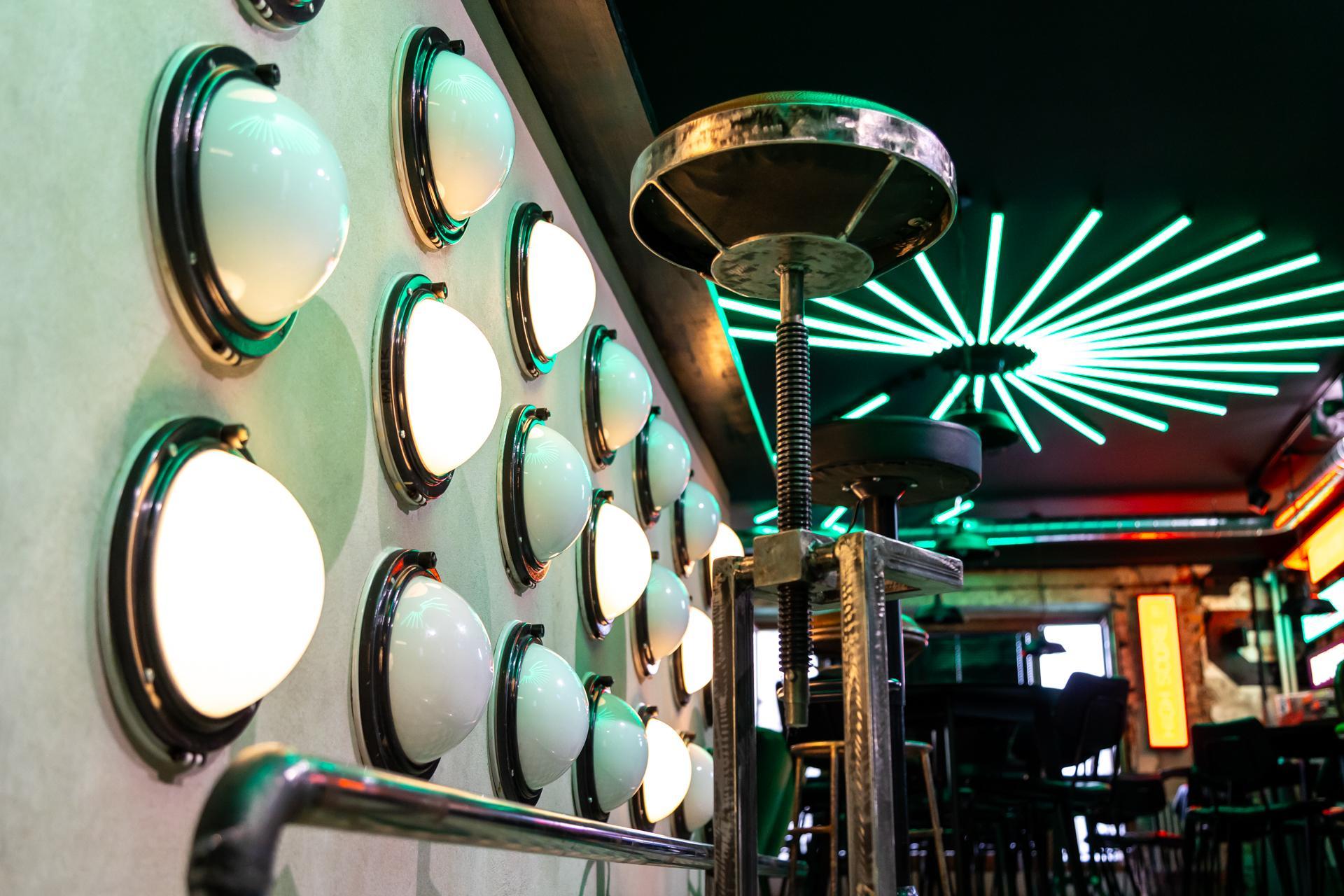 Pub H.4.0.S. Warszawa – światła przy barze