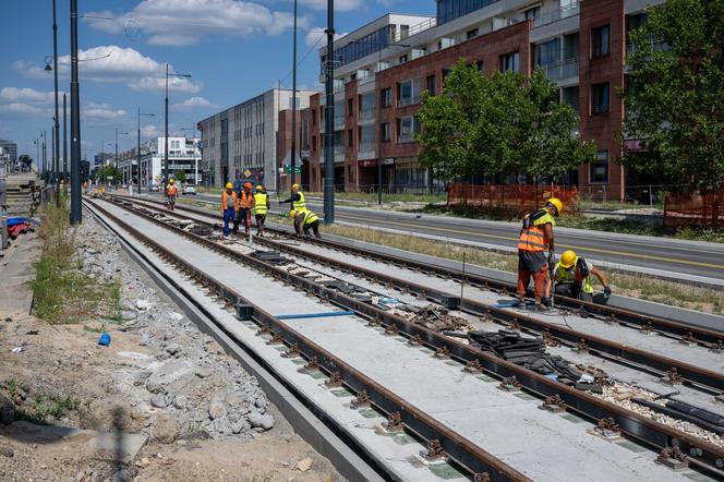 Niedziela i 30-stopniowy upał. Robotnicy w pocie czoła pracują na budowie tramwaju do Wilanowa 