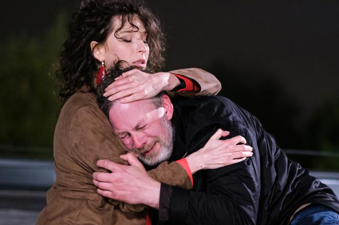 Na Wspólnej odc. 3332. brat bliźniak Rafała Ściborka (Bartosz Woźny),  Łucja/ Lara Cedro (Julia Wyszyńska)