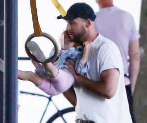 Maciej Pela z córeczkami nad Wisłą