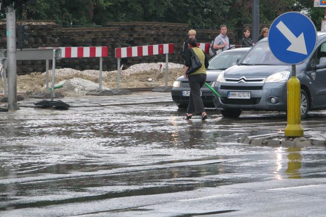 Warszawa: Awaria wodociągu. Powódź na ulicy Marynarskiej (GALERIA)