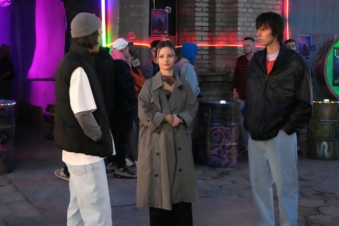 Barwy szczęścia, odcinek 3229: Romeo (Jacek Tyszkiewicz), Ewa (Gabriela Ziembicka), Wiktor (Grzegorz Kestranek)