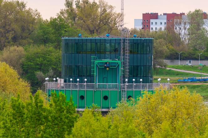 Gruba Kaśka w Warszawie - zdjęcia okrąglaka stojącego pośrodku Wisły