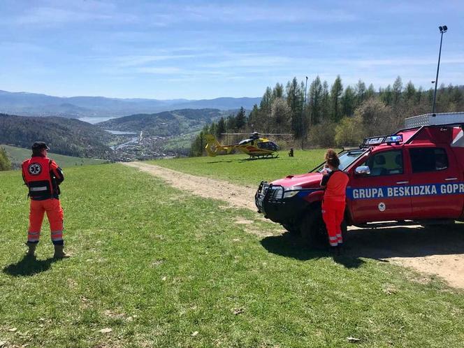 Dramatyczny wypadek młodego rowerzysty na Górze Żar. Połamanego 15-latka musiał ze szlaku zabrać helikopter LPR [ZDJĘCIA]