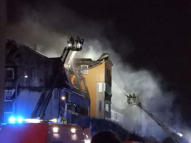 Pożar w Ząbkach. Strażacy przeszukują pogorzelisko