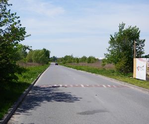 Na prostym odcinku drogi biegnącym przez łąki ustawiono aż osiem progów zwalniających 