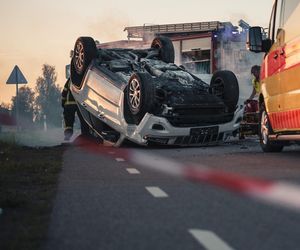 BMW dachowało na łuku drogi. 50-letnia pasażerka nie żyje, kierowca ciężko ranny  