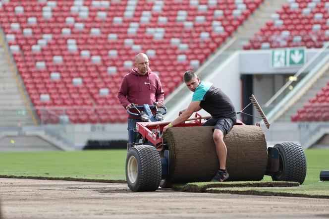 Rozkładanie murawy na Stadionie Narodowym