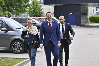 Wielkie wejście Trzaskowskiego do TVP. Zdjęcia uchwyciły każdy krok