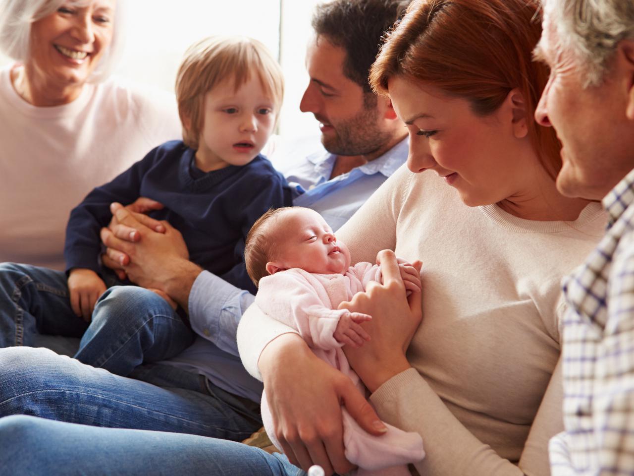 Odwiedziny u noworodka mogą być niebezpieczne. Jak je ograniczyć?