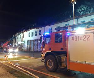 Pożar galerii handlowej w Ełku. Dach spłonął momentalnie [ZDJĘCIA]