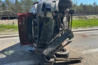 Szokujący wypadek w Warszawie. Pijany kierowca dachował dostawczakiem