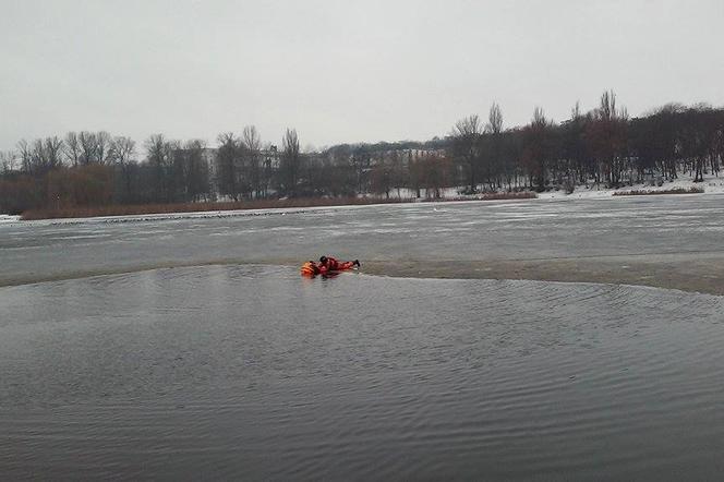 Ćwiczenia strażaków na lodzie