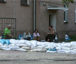 Rzeka Bóbr wdarła się na ulice Żagania