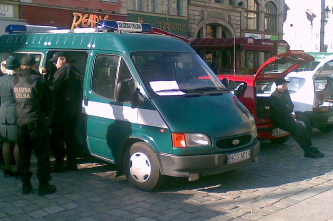 Podali się za celników i chcieli kontrolować sklepy. Tak, byli pijani