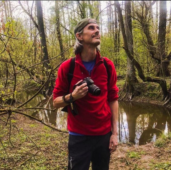 Zniknął po cichym rozwodzie z Chylińską. Tak dziś wygląda były mąż gwiazdy - Kris Krysiak