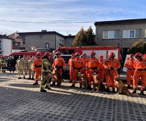 Wzruszające pożegnanie w Nowym Sączu. Strażacy pod domem swojego kolegi