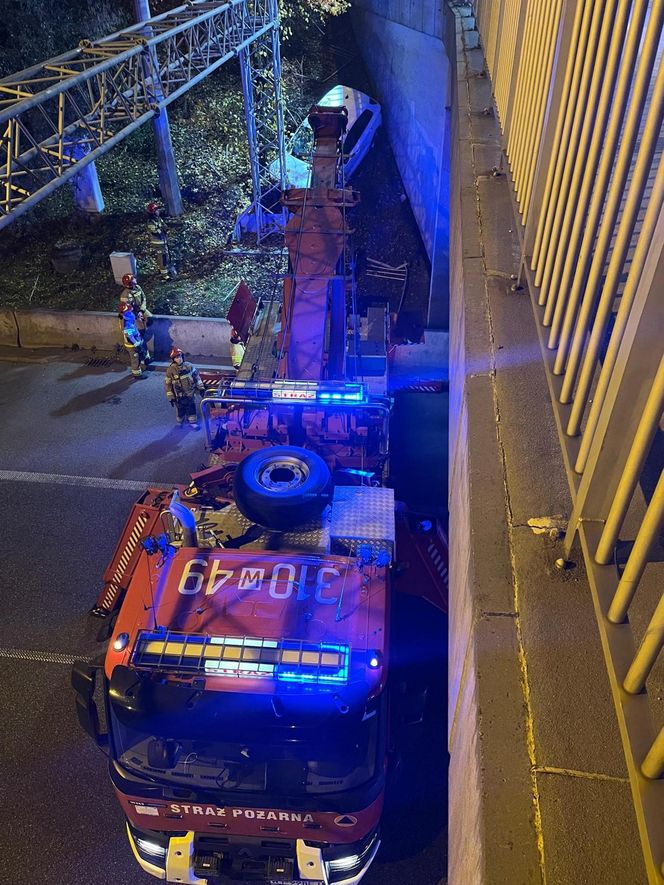 Samochód spadł z wiaduktu trasy S8