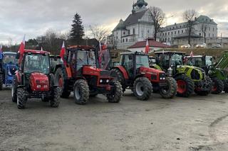 Rolnicy zebrali się pod sanktuarium. Ciągniki ruszają na Tarnów! Będą gigantyczne utrudnienia