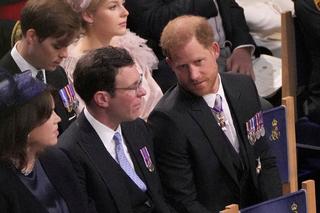 Książę Harry obmawiał rodzinę królewską na koronacji? Odczytano to z ruchu warg