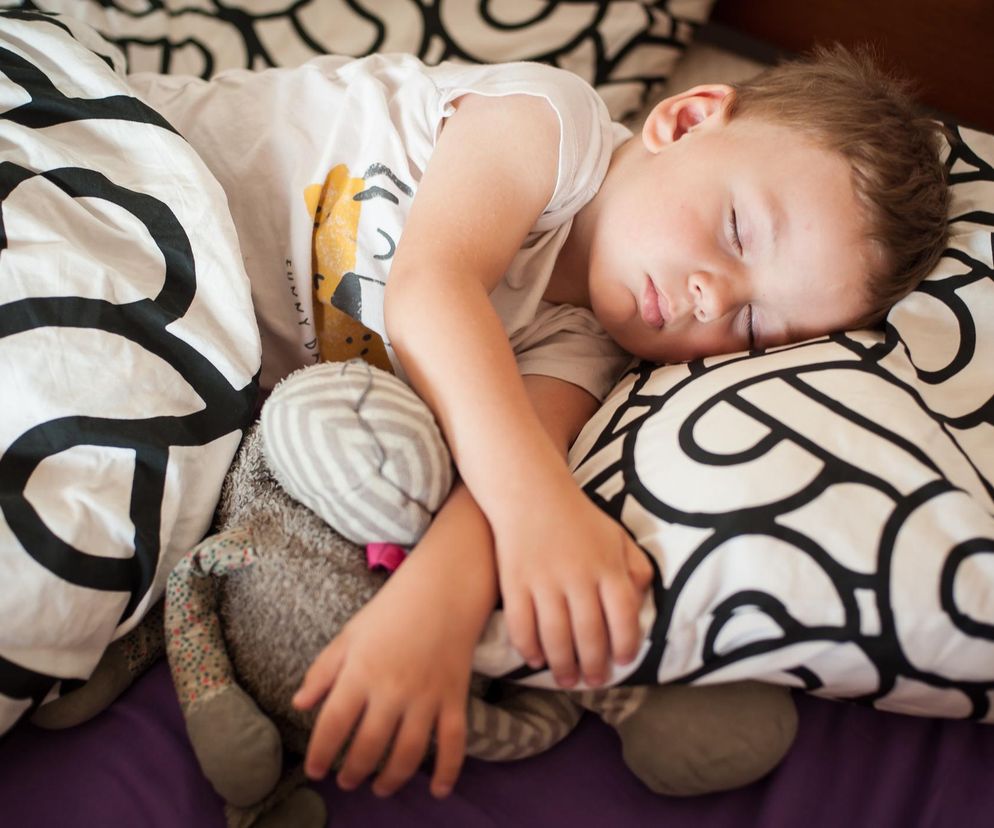Zbyt ciepło w sypialni dziecka? Ten popularny nawyk może pogarszać jakość jego snu