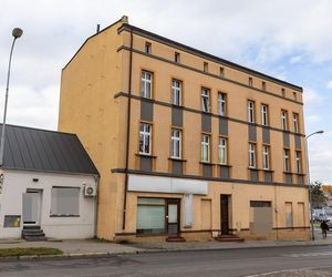 Ciało Adama znaleźli w mieszkaniu w Śremie. Obok była jego córeczka.