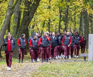 Reprezentacja zmokła na spacerze. Lewandowski się krył przed deszczem