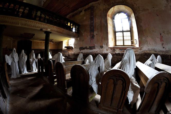 Te zdjęcia opuszczonych kościołów i klasztorów są PRZERAŻAJĄCE [GALERIA]