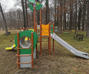 Nowe elementy na placach zabaw w gminie Osieczna