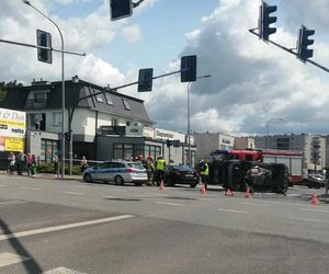 Kolizja na Sokołowskiej w Siedlcach. Jedno auto przewróciło się na bok
