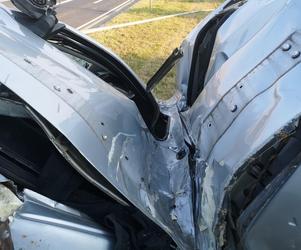 Groźny wypadek w Szczecinku. Peugeot roztrzaskał się na latarni