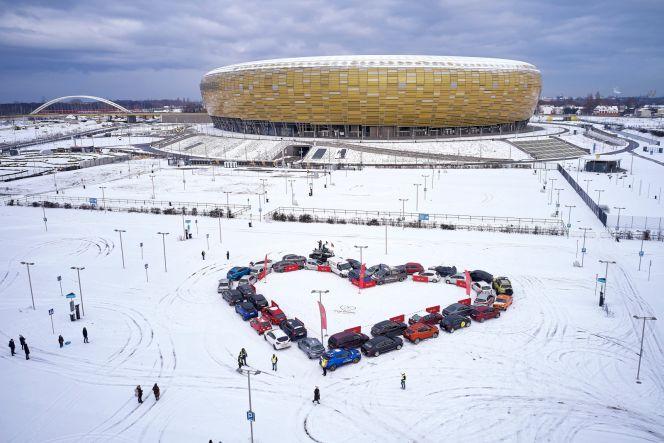 Finał WOŚP w Gdańsku 2021. Ściskawa samochodowa przy stadionie w Letnicy 31.01.2021