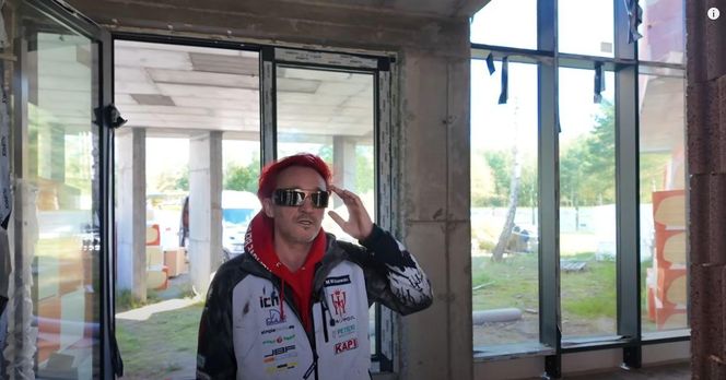 Michał Wiśniewski na budowie swojego domu