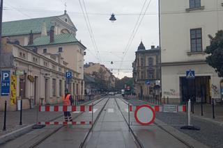 Kuriozum w centrum Krakowa. Tramwaje przepuszcza dróżnik! [WIDEO]