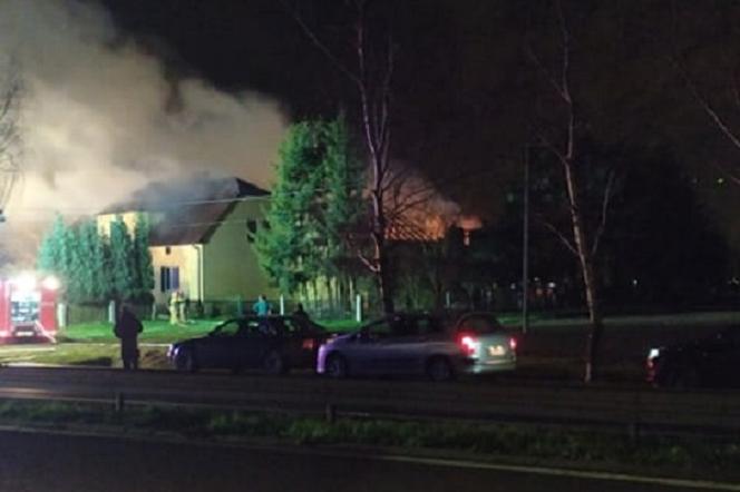 Warszowice: Pożar dwóch budynków. Ewakuacja dzieci, zablokowana droga krajowa [OBJAZDY, WIDEO]