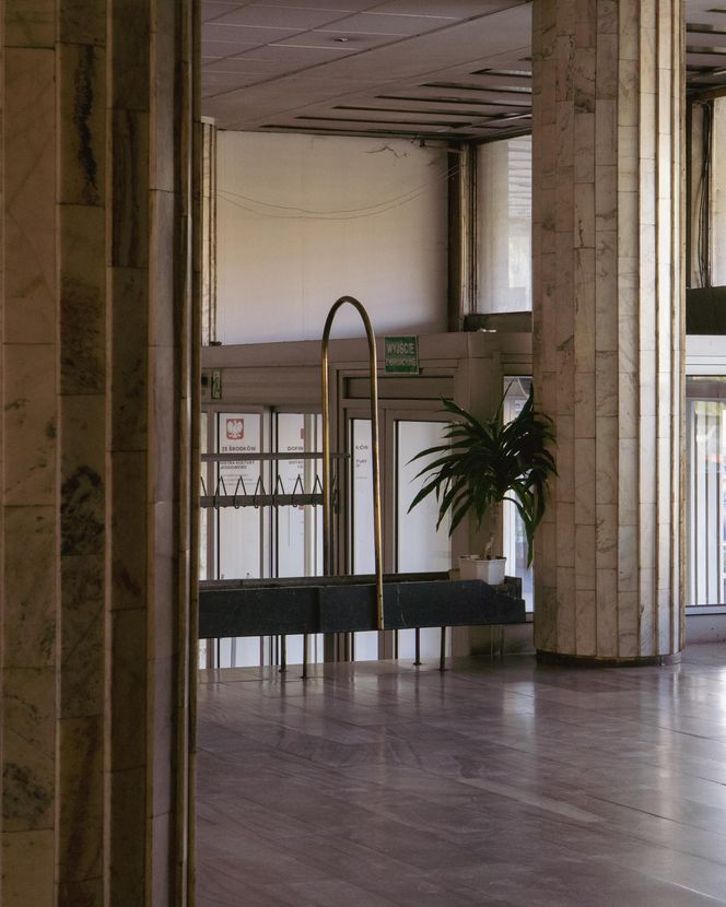 Wnętrze lobby Hotelu Cracovia. Po lewej stronie, poza kadrem, złota mozaika Krystyny Strachockiej-Zgud (obowiązuje zakaz fotografowania)