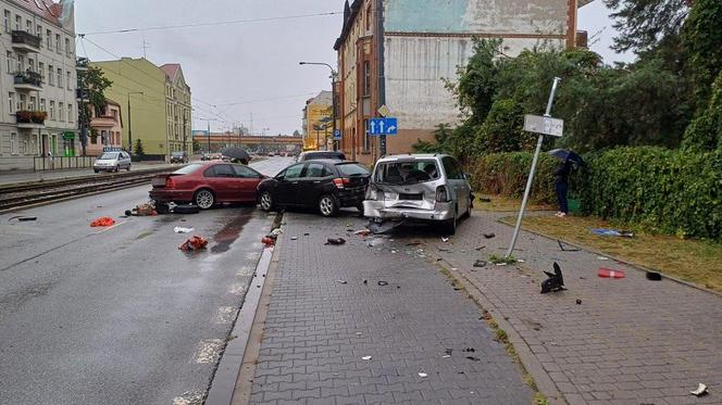 Fatalne skutki wyprzedzania w Bydgoszczy! 31-latek wbił się w zaparkowane auta