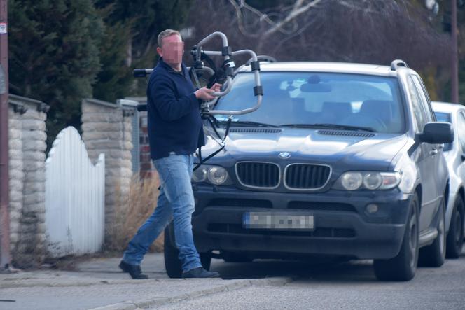 Na piżamę włożył bluzę