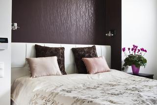 Modna aranżacja sypialni: łóżko z wysokim zagłówkiem