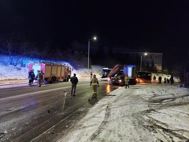 Tir uderzył w auta osobowe i autobus. To na Armii Krajowej w Starachowicach